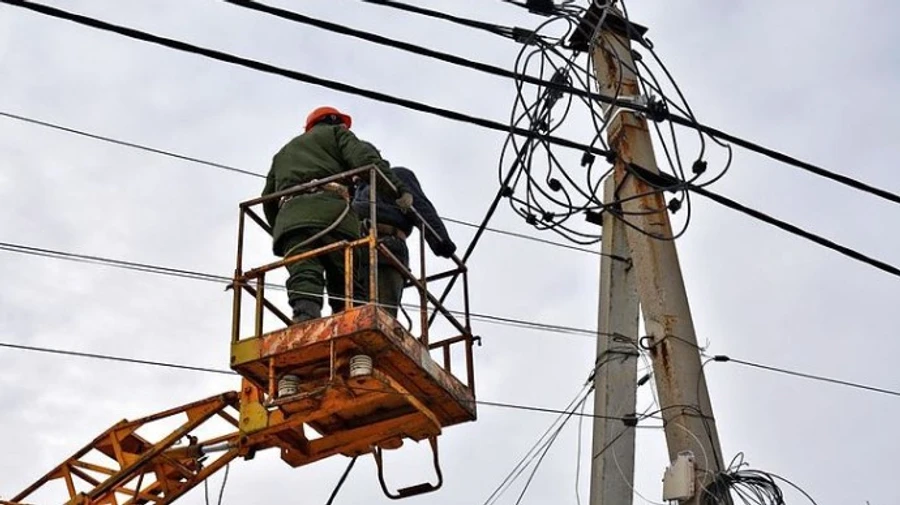 Почти 200 населенных пунктов в Украине обесточены из-за непогоды