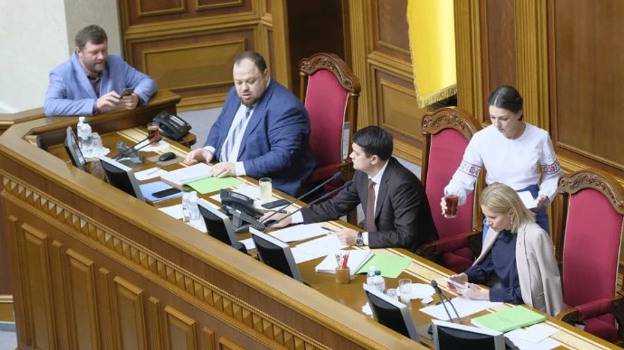 Рада соберется 25 августа, чтобы поднять «минималку» и обсудить большой герб