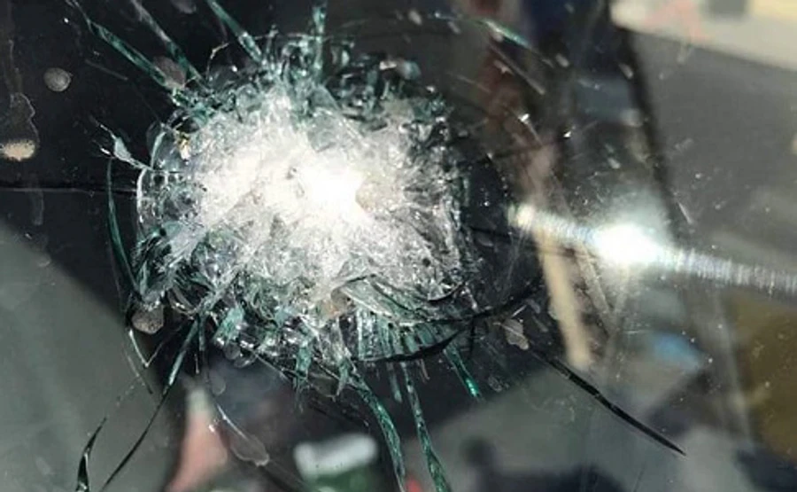 Бойовики обстріляли авто волонтерів на Донбасі, поранено двох медиків