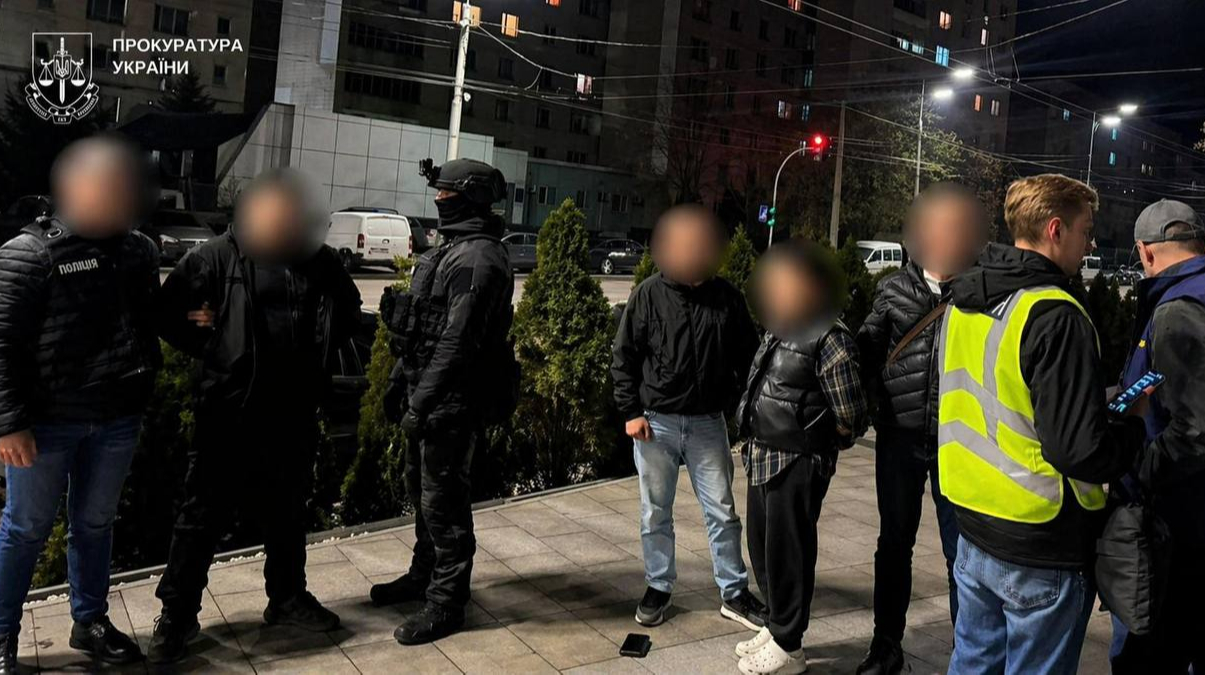 Затримали чоловіка та жінку, які за $20 тисяч обіцяли "врятувати" киянина з приміщення ТЦК