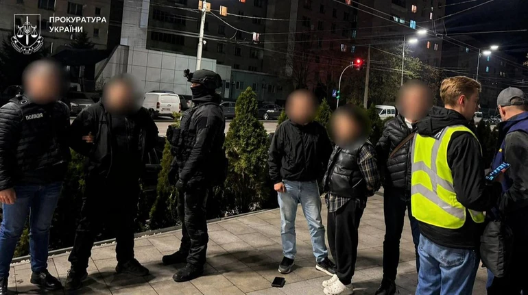 Затримали чоловіка та жінку, які за $20 тисяч обіцяли врятувати киянина з приміщення ТЦК