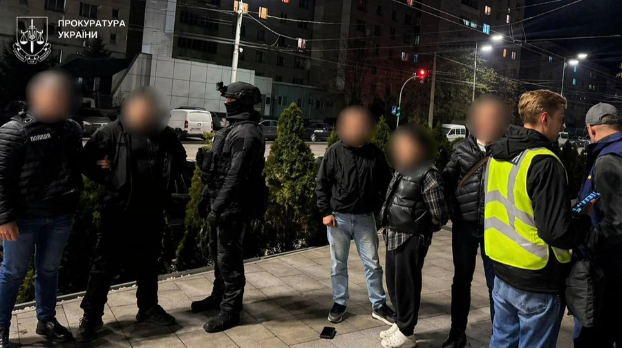 Затримали чоловіка та жінку, які за $20 тисяч обіцяли врятувати киянина з приміщення ТЦК