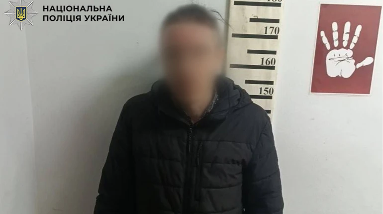 Заманював цукерками й телефоном: у Києві чоловіка затримали за розбещення третьокласниці