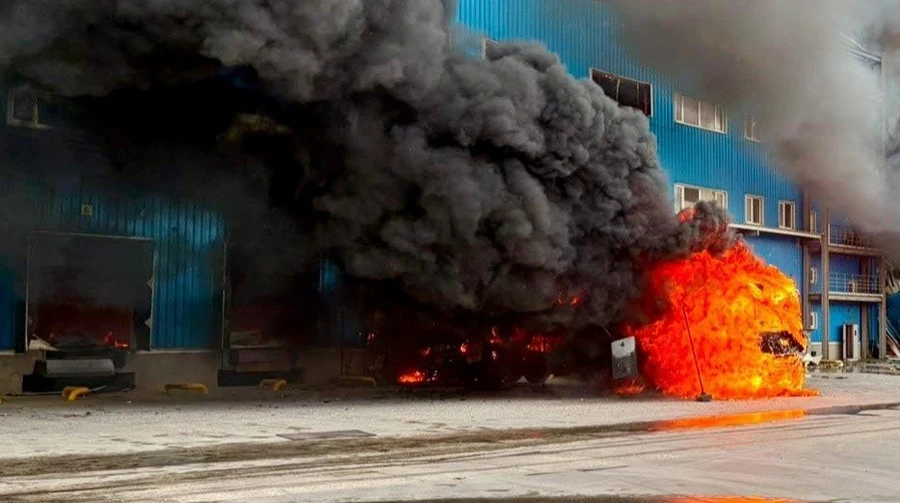 Russian strike on Dnipro: logistics company warehouse ablaze – photo