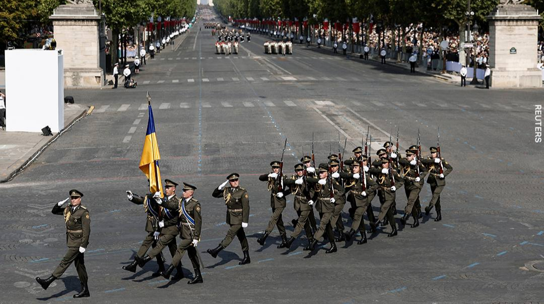 Українські військові з "коаліції рішучих" уперше пройшли маршем на параді у Парижі