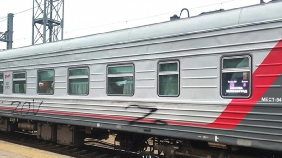Lithuanian border guards force Russian conductors to erase letter Z from train carriage – photo