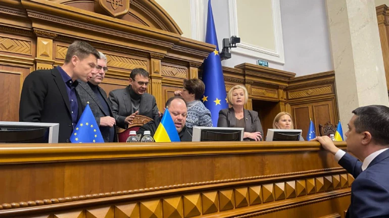 Через казус Безуглої в Раді заблокували трибуну: спікер закрив засідання