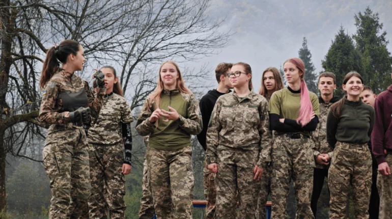 Дівчата стріляють краще, ніж хлопці: як в українських школах змінюється викладання Захисту України