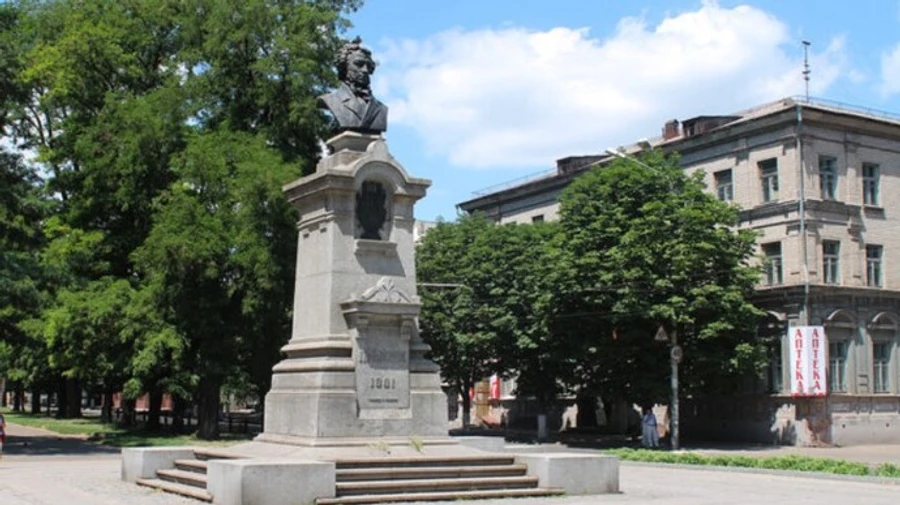 У Дніпрі приберуть з публічного простору пам'ятники Пушкіну, Ломоносову, Горькому - міськрада