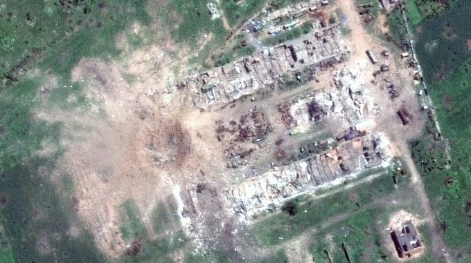 Shell craters in fields, explosions and destruction: Maxar showed pictures from the east, Yermak commented