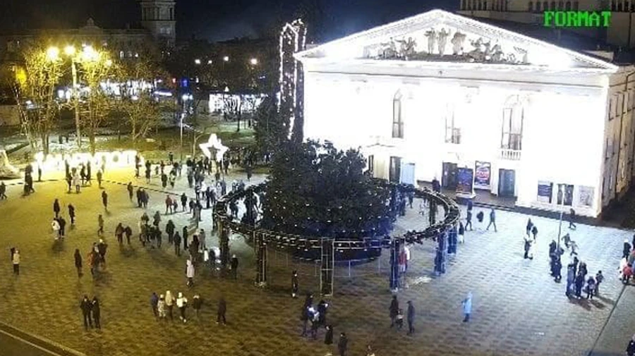 В Мариуполе обещают восстановить главную елку, которая обрушилась на Николая