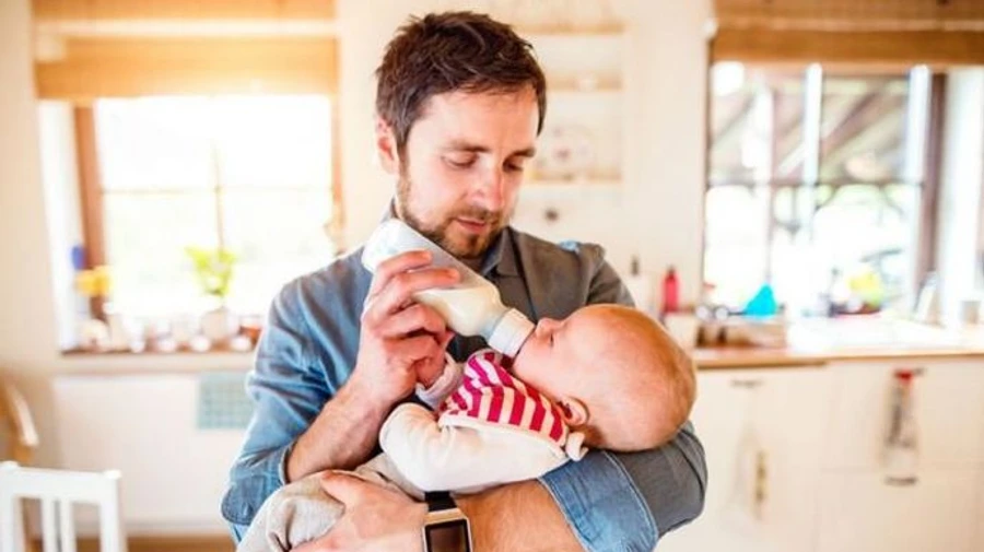 Зеленский подписал закон, разрешающий отцу идти в декрет наравне с матерью