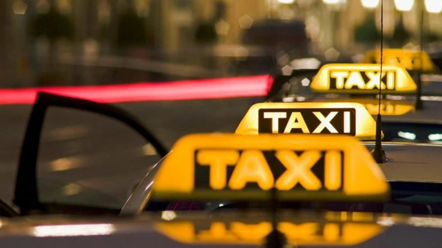 Таксисти просять Зеленського включити їх у план вакцинації проти COVID