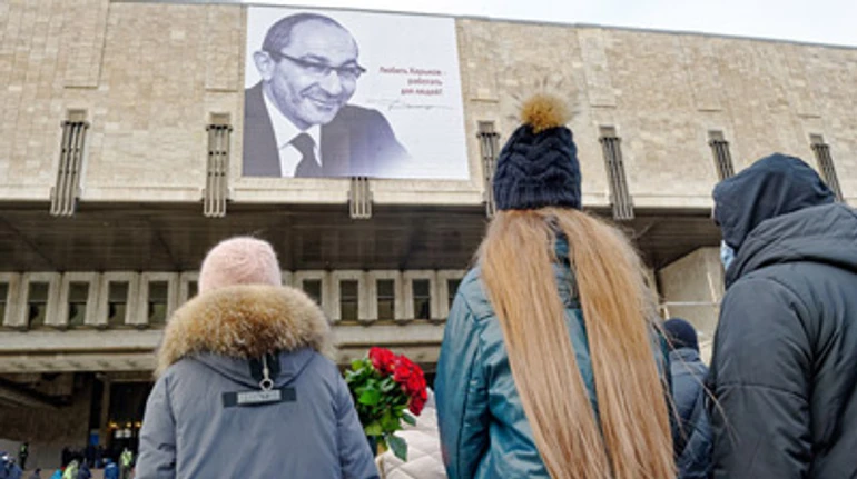 110 тисяч осіб, вантажівки з квітами і незапланований феєрверк. Як Харків прощався з Кернесом