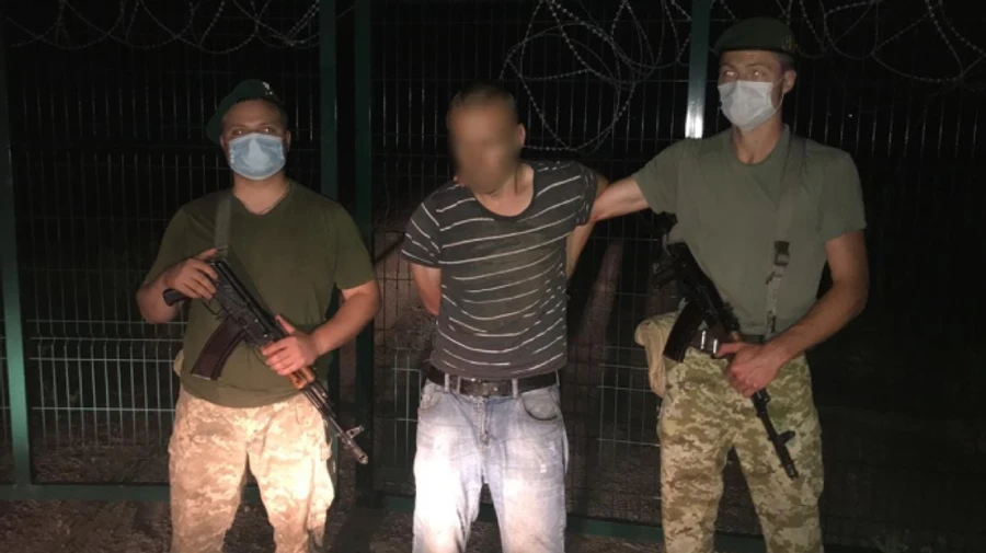 Пограничники сняли, как нарушитель ночью прорывался в РФ через колючую проволоку