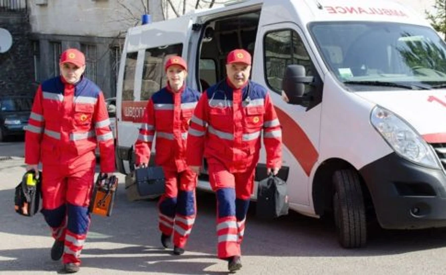 МОЗ передумав: лікарі швидких не будуть робити тести на COVID-19