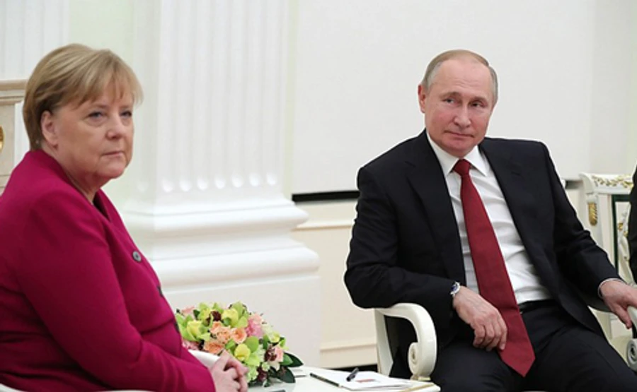 Меркель приїхала до Путіна поговорити про Норманді та Близький Схід