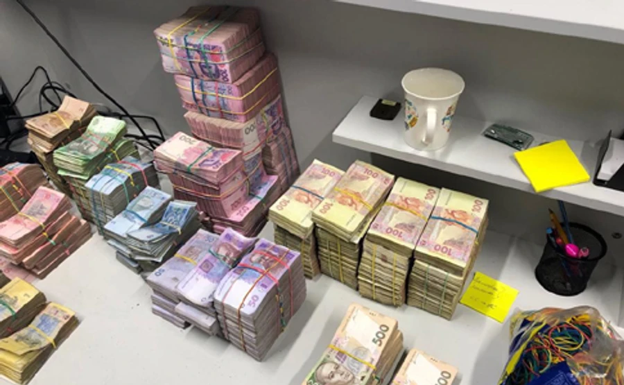 Конверт на 500 мільйонів щомісяця викрили на Львівщині