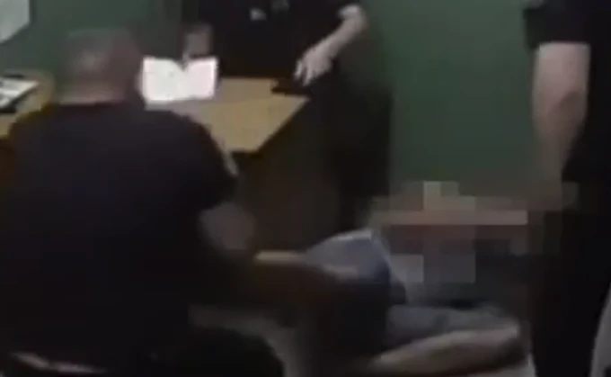 В Харькове полицейские избивали пассажиров метро, таскали по полу и требовали деньги