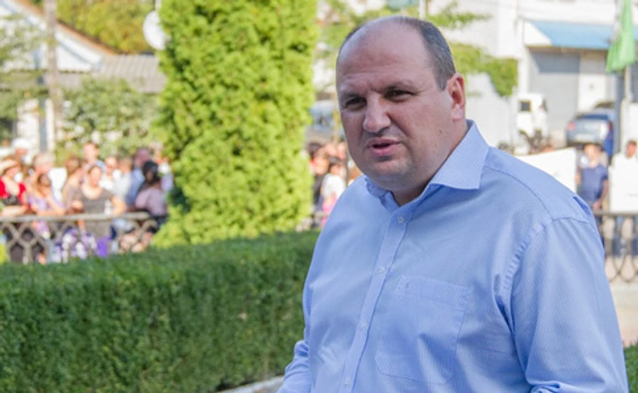 Розенблат заявляет, что семья внесла за него залог