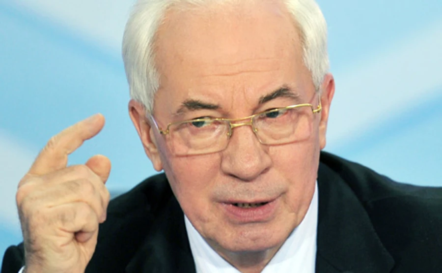 Азаров заявил, что Крым должен остаться в РФ