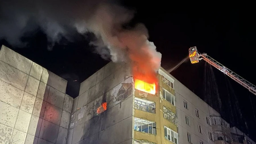Російський БПЛА влучив у багатоповерхівку на Кіровоградщині: вирувала пожежа, 3 постраждалих
