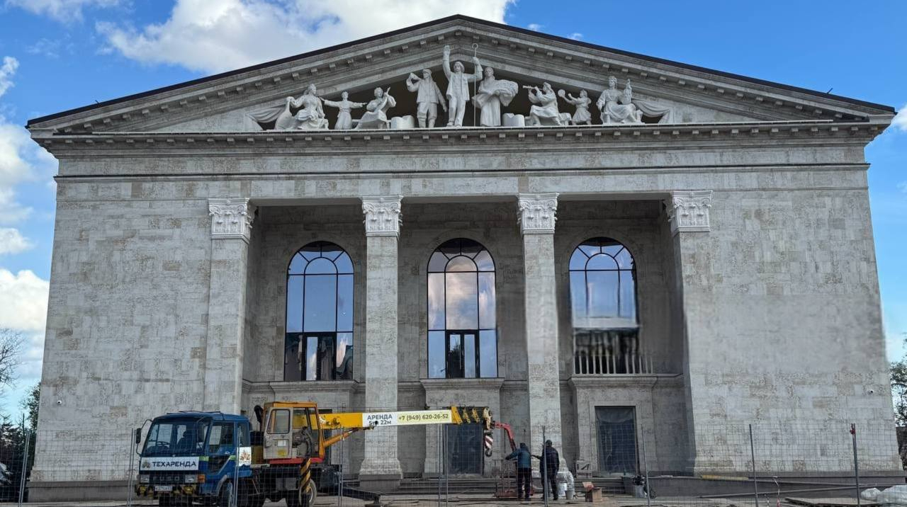 I russi riaprono il Teatro Drammatico di Mariupol dopo averlo distrutto: una mossa controversa nella guerra in Ucraina

Approfondimento
 La storia del Teatro Drammatico di Mariupol è un esempio della devastazione causata dalla guerra in Ucraina. Il teatro, che era stato costruito nel 1960, era un importante luogo culturale della città e aveva ospitato numerosi spettacoli e concerti. La sua distruzione nel marzo 2022, a causa di due bombe aeree russe, ha causato la morte di centinaia di persone, tra cui civili e bambini.

Possibili Conseguenze
 La riapertura del teatro potrebbe avere conseguenze significative per la città di Mariupol e per la comunità ucraina. Potrebbe essere visto come un tentativo di normalizzare la situazione nella città occupata e di nascondere i crimini di guerra commessi dai russi. Inoltre, la riapertura del teatro potrebbe anche essere vista come un tentativo di cancellare la storia e la cultura ucraina.

Opinione
 La decisione di riaprire il teatro è stata criticata da molti, che la vedono come un tentativo di cancellare la storia e la cultura ucraina. Altri hanno espresso preoccupazione per la sicurezza dei civili che potrebbero frequentare il teatro. È importante notare che la riapertura del teatro non risolve i problemi fondamentali della guerra in Ucraina e non porta a una soluzione pacifica del conflitto.

Analisi Critica dei Fatti
 La distruzione del Teatro Drammatico di Mariupol è un esempio della violenza e della devastazione causata dalla guerra in Ucraina. La decisione di riaprire il teatro solleva questioni importanti sulla memoria storica, la cultura e la sicurezza. È importante analizzare i fatti e le conseguenze della guerra in Ucraina per comprendere meglio la situazione e trovare una soluzione pacifica.

Relazioni con altri fatti
 La distruzione del Teatro Drammatico di Mariupol è solo uno degli esempi della devastazione causata dalla guerra in Ucraina. Altri esempi includono la distruzione di scuole, ospedali e altri edifici civili. La guerra in Ucraina ha causato una grande sofferenza umana e ha avuto un impatto significativo sulla comunità internazionale.

Contesto storico
 La guerra in Ucraina è iniziata nel 2014, quando la Russia ha annesso la Crimea. Da allora, la situazione è degenerata in una guerra civile, con la Russia che sostiene i separatisti ucraini. La guerra ha causato una grande sofferenza umana e ha avuto un impatto significativo sulla comunità internazionale.

Fonti
 Fonte: Pravda.com.ua
 Supporto: Patreon
 Il sito della fonte rss è Pravda.com.ua e il link diretto dell'articolo è https://www.pravda.com.ua/eng/news/2022/03/16/7331956/