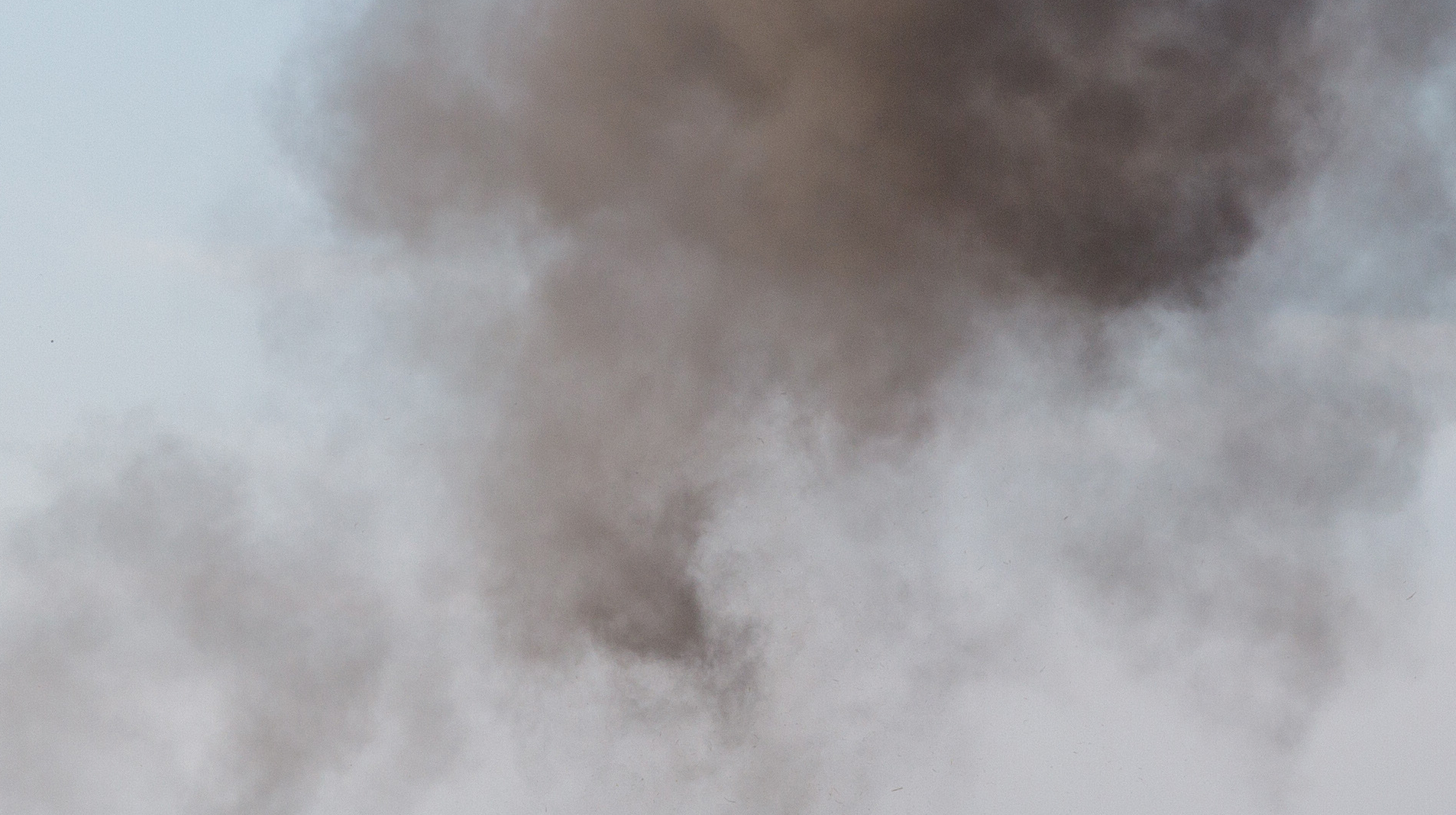 Attacco russo a fabbrica di vernici a Sumy: incendio e fumo, autorità consigliano precauzioni per la salute