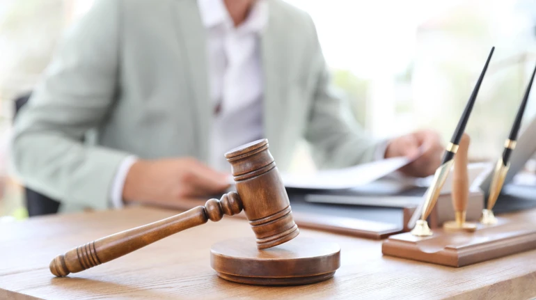 У США 50-річну жінку звинуватили у шахрайстві і відправили до в’язниці через помилку ШІ