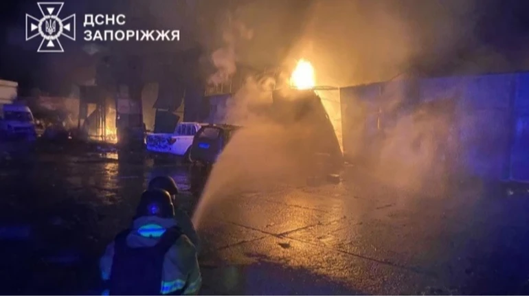 Враг атаковал Запорожье: в городе возник пожар, ранена женщина