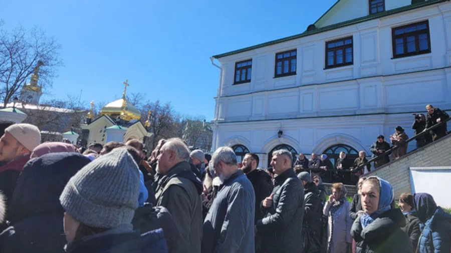 Комиссия Минкульта не смогла зайти в первую церковь Лавры: ее закрыли