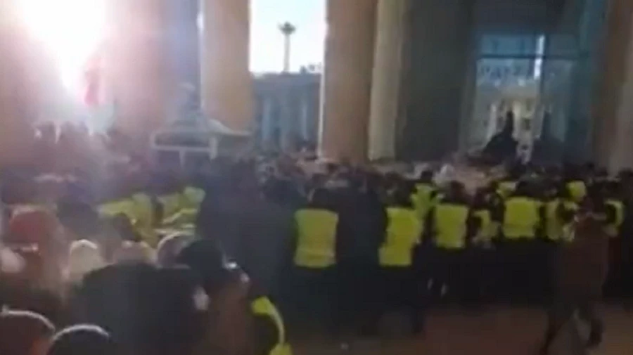 Протестувальники у столиці Монголії увірвалися в будівлю уряду – ЗМІ