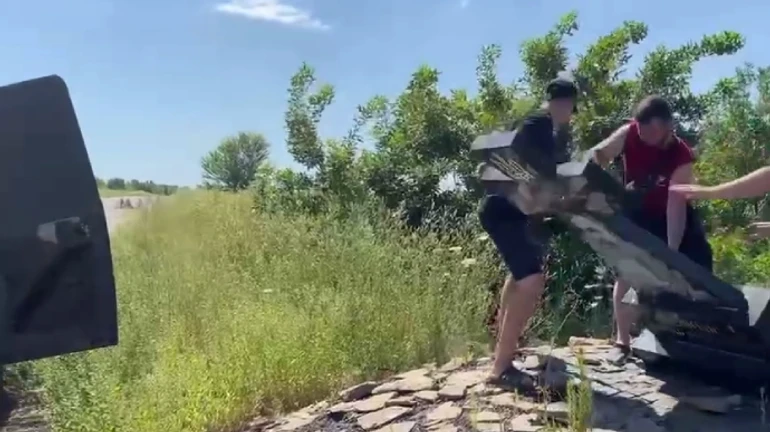 Оккупанты второй раз разрушили памятник Василию Слипаку