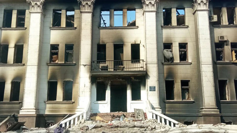 Люди не можуть почати розбирати завали драмтеатру в Маріуполі через обстріл РФ
