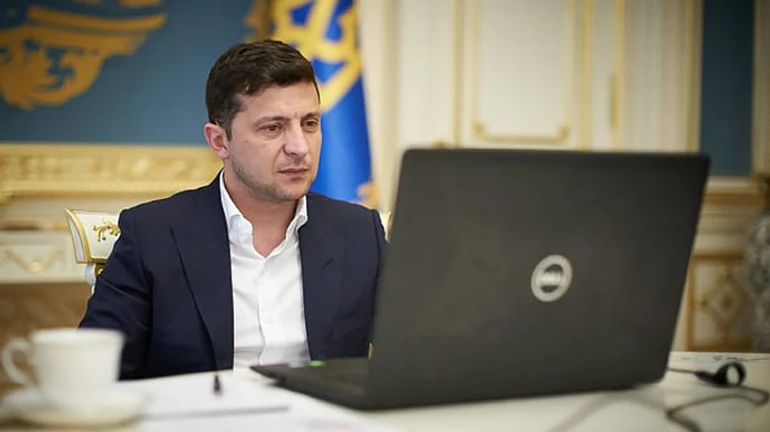 Зеленский наградил орденами двух авторов Конституции