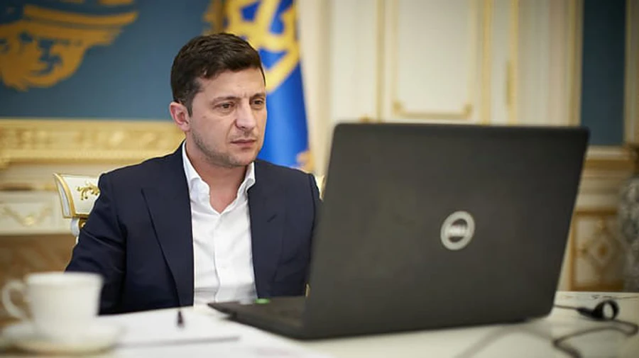 Зеленский наградил орденами двух авторов Конституции