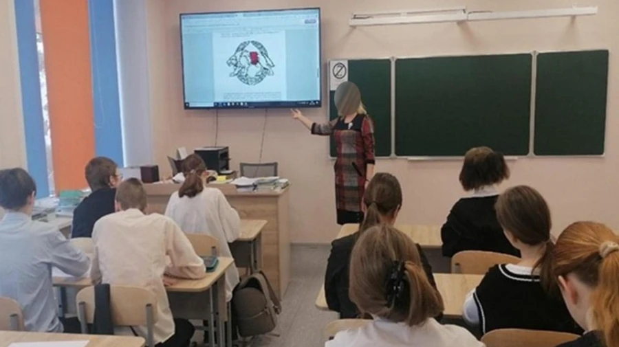 Российским школьникам провели урок патриотизма с эмблемой Сил спецопераций ВСУ