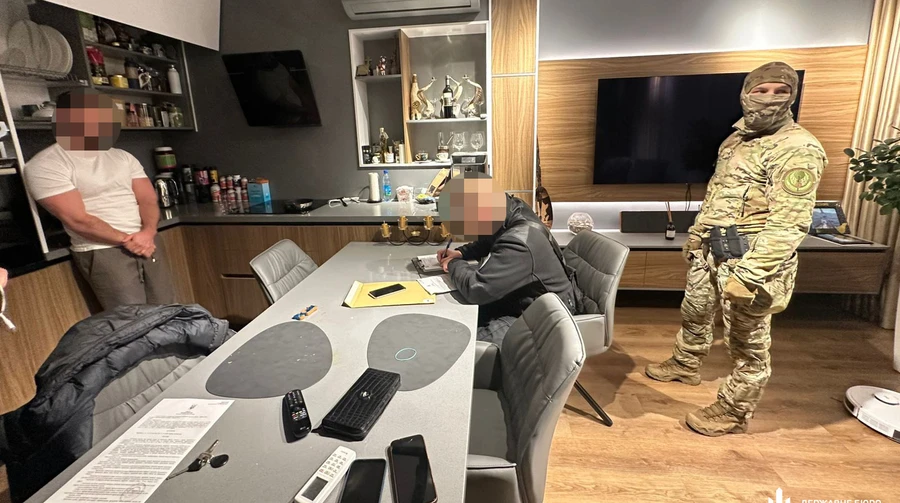 Брендовий одяг, люксові авто, вояжі світом: майор ДШВ наварив мільйони на поставках гнилих продуктів ЗСУ