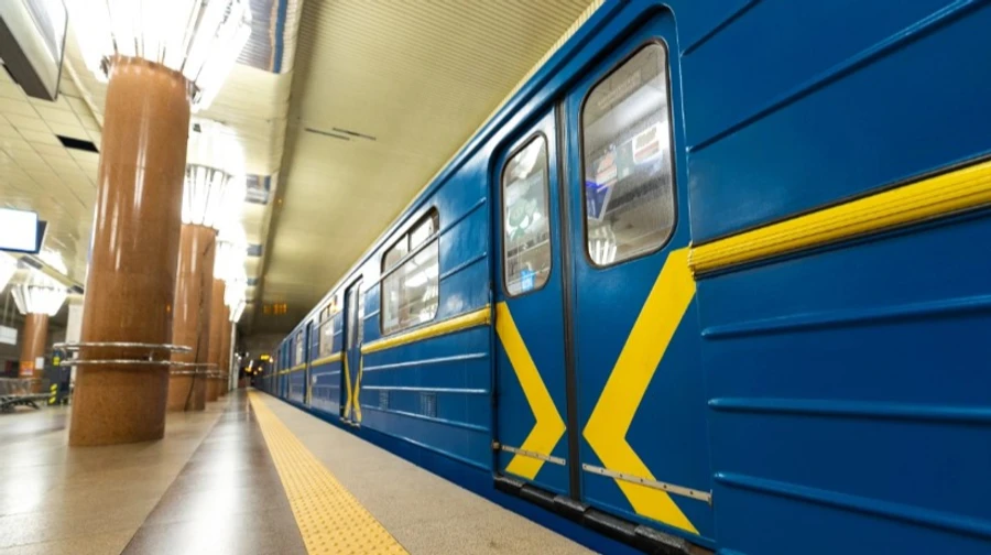 В КГГА рассказали, почему во время тревоги не может полноценно работать красная линия метро