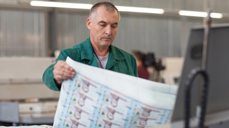 Правительство должно НБУ почти 700 миллиардов. Кто обогащается на этих долгах?