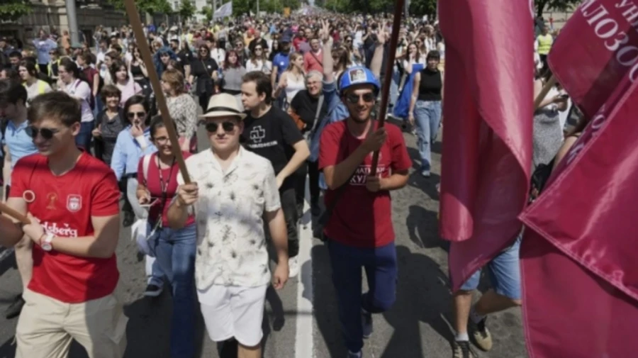 Тисячі людей у Сербії вийшли на вулиці, щоб вшанувати пам’ять загиблих від обвалу на вокзалі