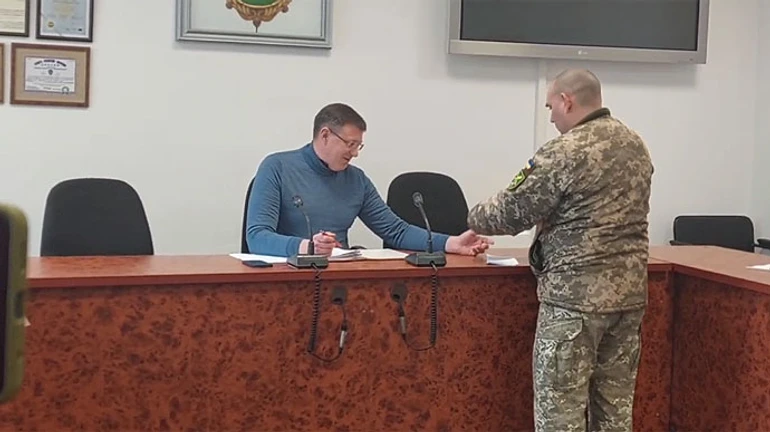 У Броварах на засіданні міськвиконкому меру та іншим чоловікам вручили повістки 