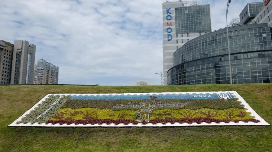 У Києві з’явилася клумба з російським кораблем, подібні планують у кожному районі