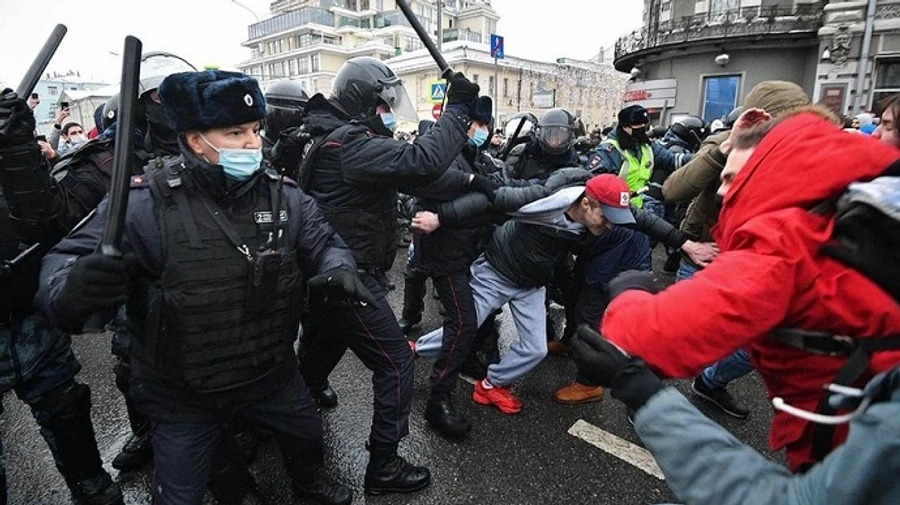 У Росії хочуть посадити на 7 років підлітка, який закидав сніжками авто ФСБ