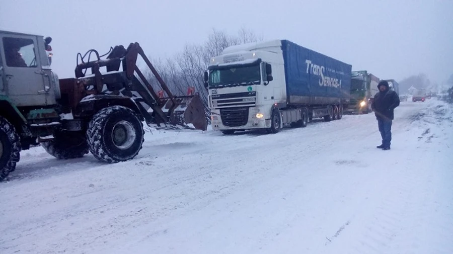 100 вантажівок застрягли у чотирикілометровому заторі на Одещині