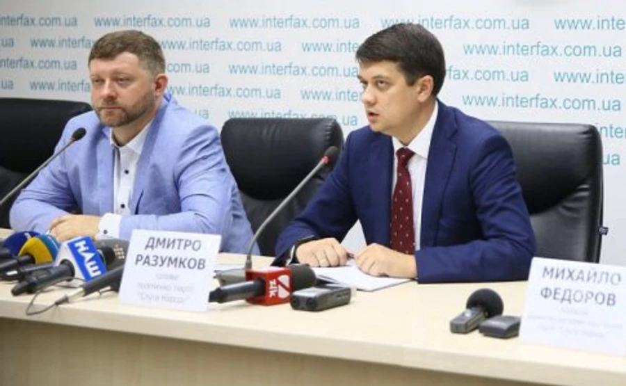 Журналісти показали, хто фінансує партію Слуга народу