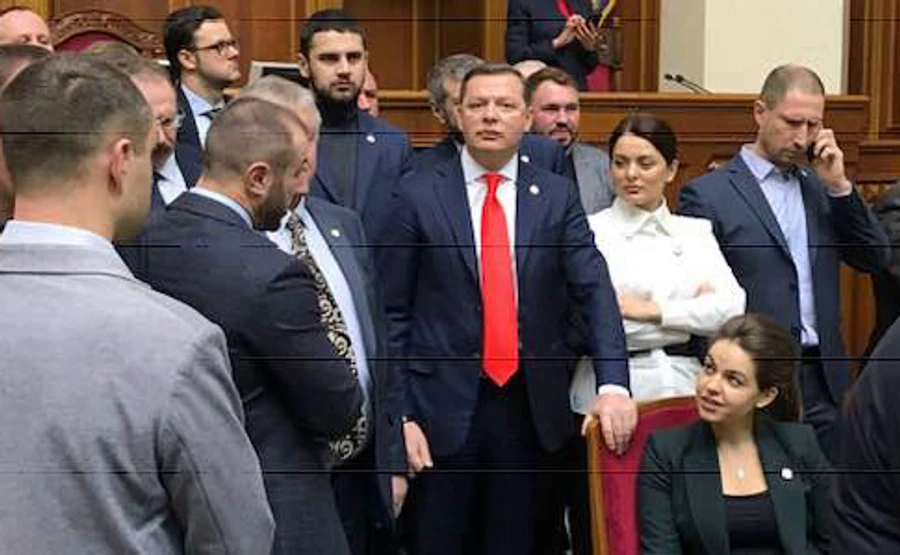 Радикалы и Батькивщина оттянули утреннее заседание Рады