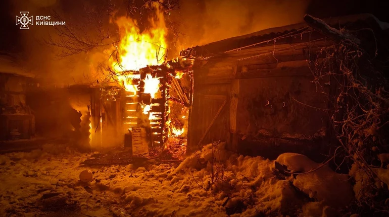 На Київщині через російську атаку вирували пожежі, у 3 районах – екстрені відключення світла