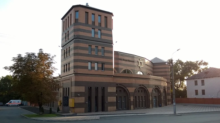 Хотів підняти авторитет серед друзів: у Кривому Розі судили підлітка, який підпалив синагогу у Песах