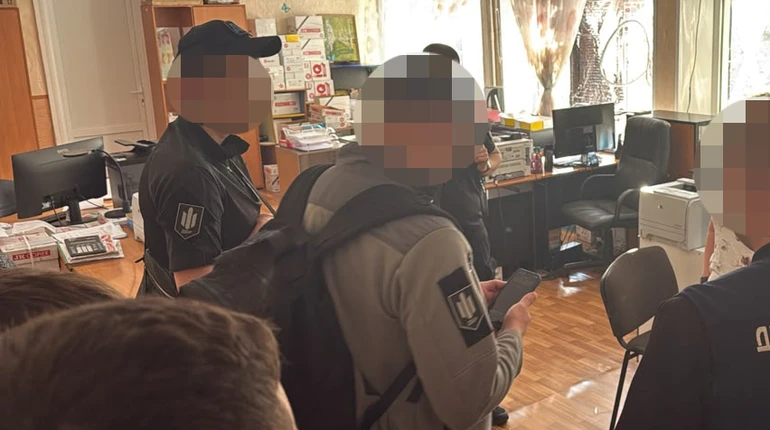 Збирав з підлеглих 300 тисяч і намагався втекти з України: затримали поліцейського охорони